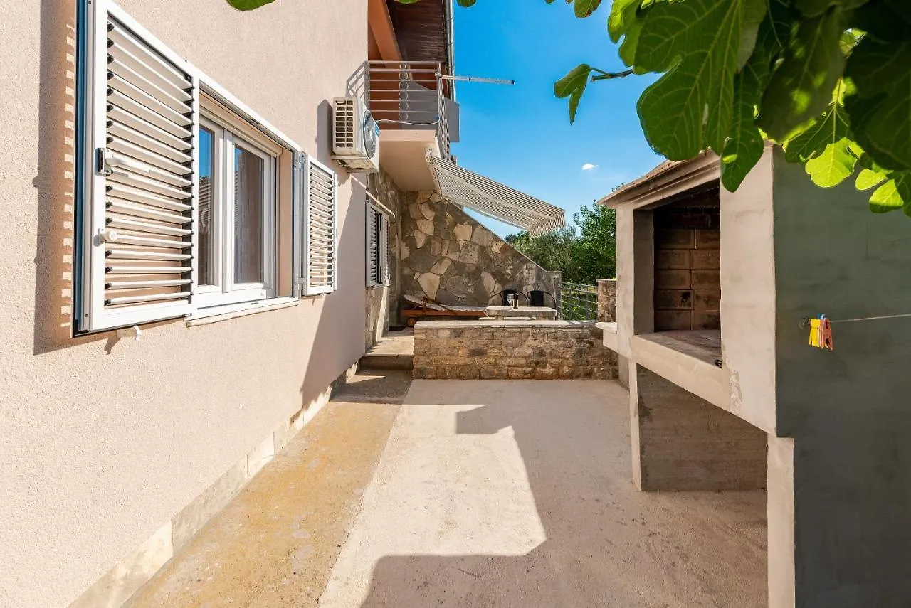 Apartment Apartmani Mila Gornji Karin Croatia